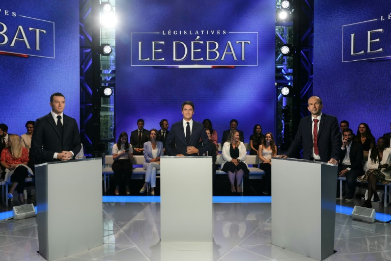 Manuel Bompard (d), coordinateur national LFI, lors d'un débat télévisé avec Jordan Bardella (g, Rassemblement national) et Gabriel Attal (c, Renaissance), à Boulogne-Billancourt, le 25 juin 2024 © Dimitar DILKOFF