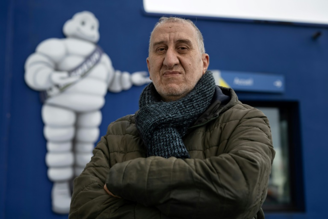 Mustapha Arhzaf sur le site de l'usine Michelin de Vannes où il travaille, le 6 novembre 2024 © Fred TANNEAU