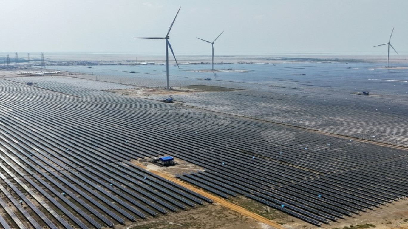 Le parc énergétique d'Adani Green Energy à Khavda, dans le nord-ouest de l'Inde, le 15 octobre 2024 © Punit PARANJPE