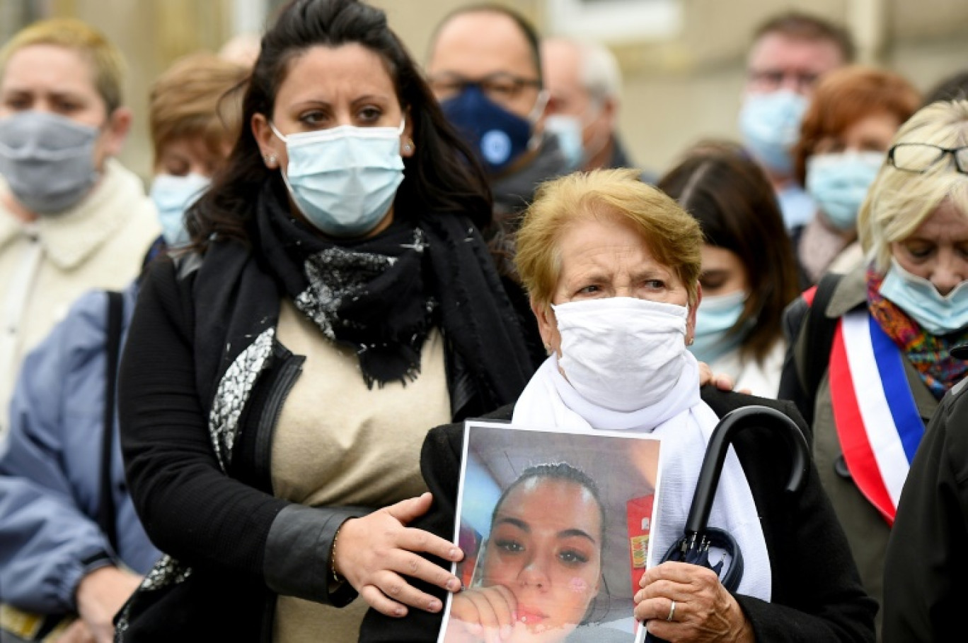 Joséphine di Vincenzo, grand-mère de Stéphanie, participe à une marche silencieuse en hommage à la jeune fille tuée quelques jours plus tôt par son compagnon, à Hayange, le 26 mai 2021 © JEAN-CHRISTOPHE VERHAEGEN