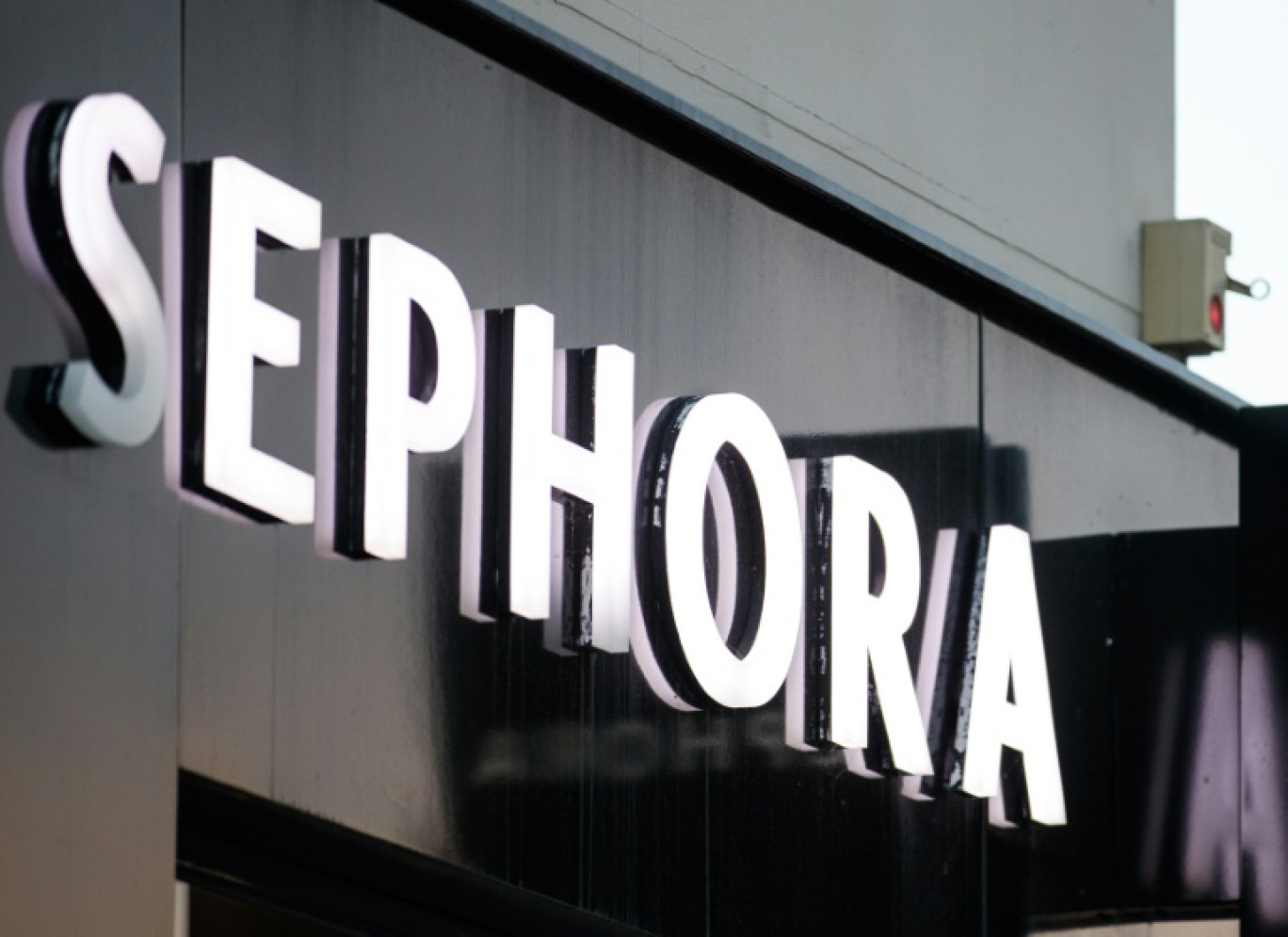 Chez Sephora, chaîne de magasins de parfums et cosmétiques employant une écrasante majorité de femmes, deux cadres racontent à l'AFP avoir subi des discriminations au retour de leur grossesse © Sameer Al-DOUMY