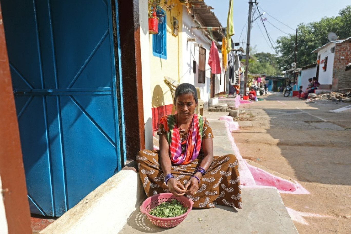 Gas Devi, née la nuit de la fuite de gaz dans une usine de pesticides en 1984, devant sa maison à Bhopal, le 26 novembre 2024 en Inde © Gagan NAYAR