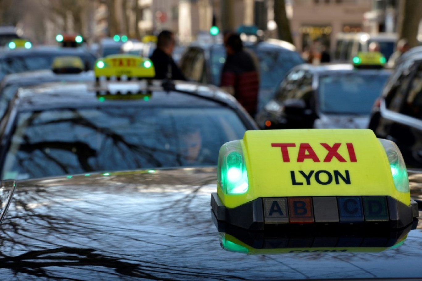 Une manifestation de chauffeurs de taxi à Lyon, le 12 février 2014 © JEAN-PHILIPPE KSIAZEK