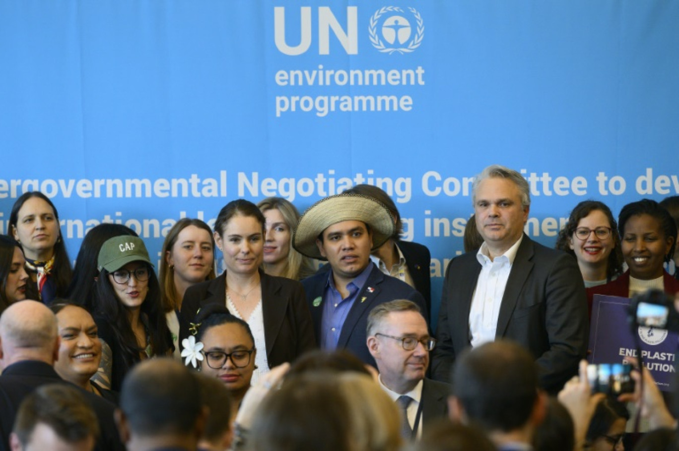 Des délégués posent pour une photo de groupe à la fin d'une conférence de presse des pays souhaitant un traité fort contre la pollution plastique, le 1er décembre 2024 à Busan © ANTHONY WALLACE