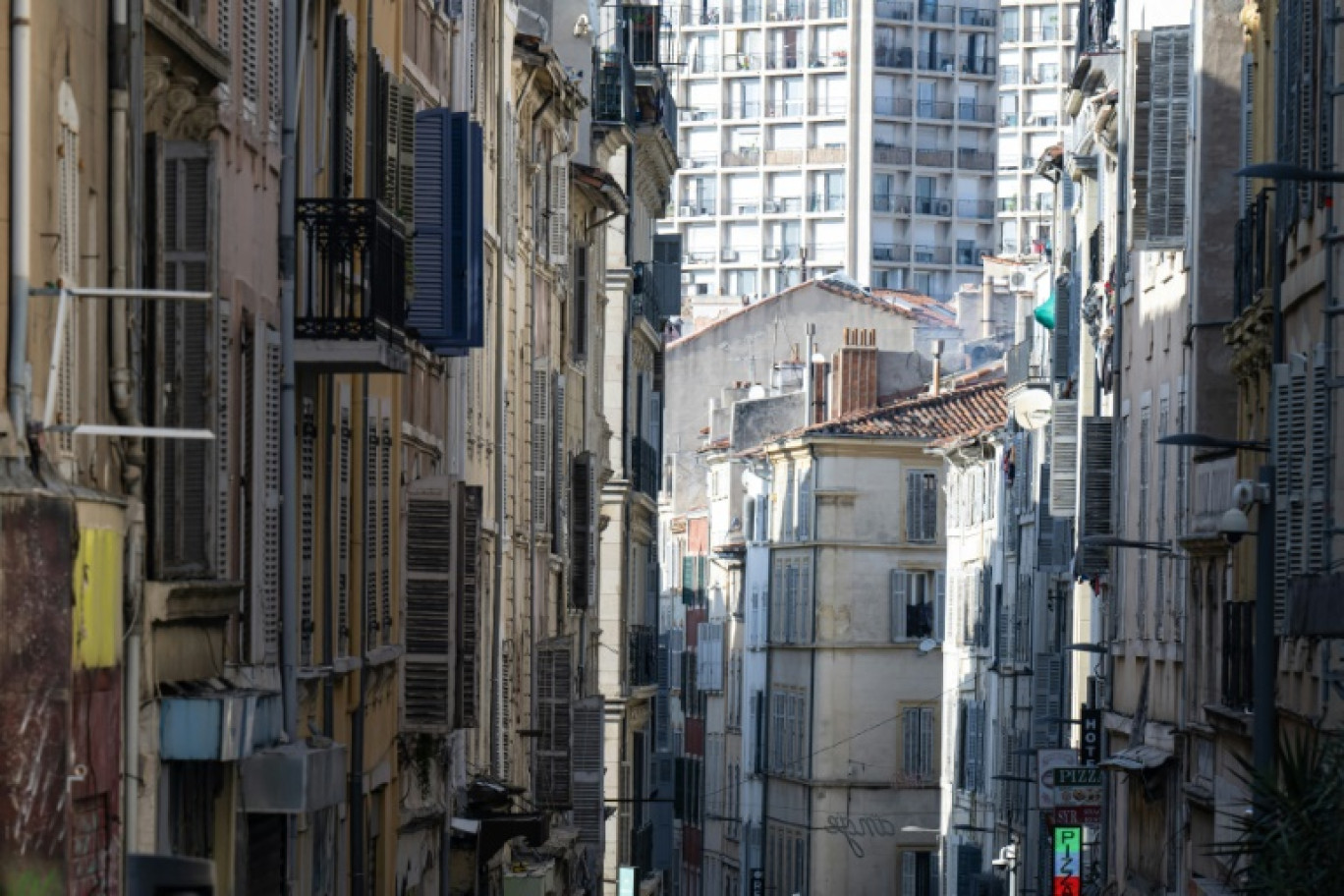 Des bâtiments en mauvais état, dans le centre de Marseille, le 3 novembre 2024 © MIGUEL MEDINA