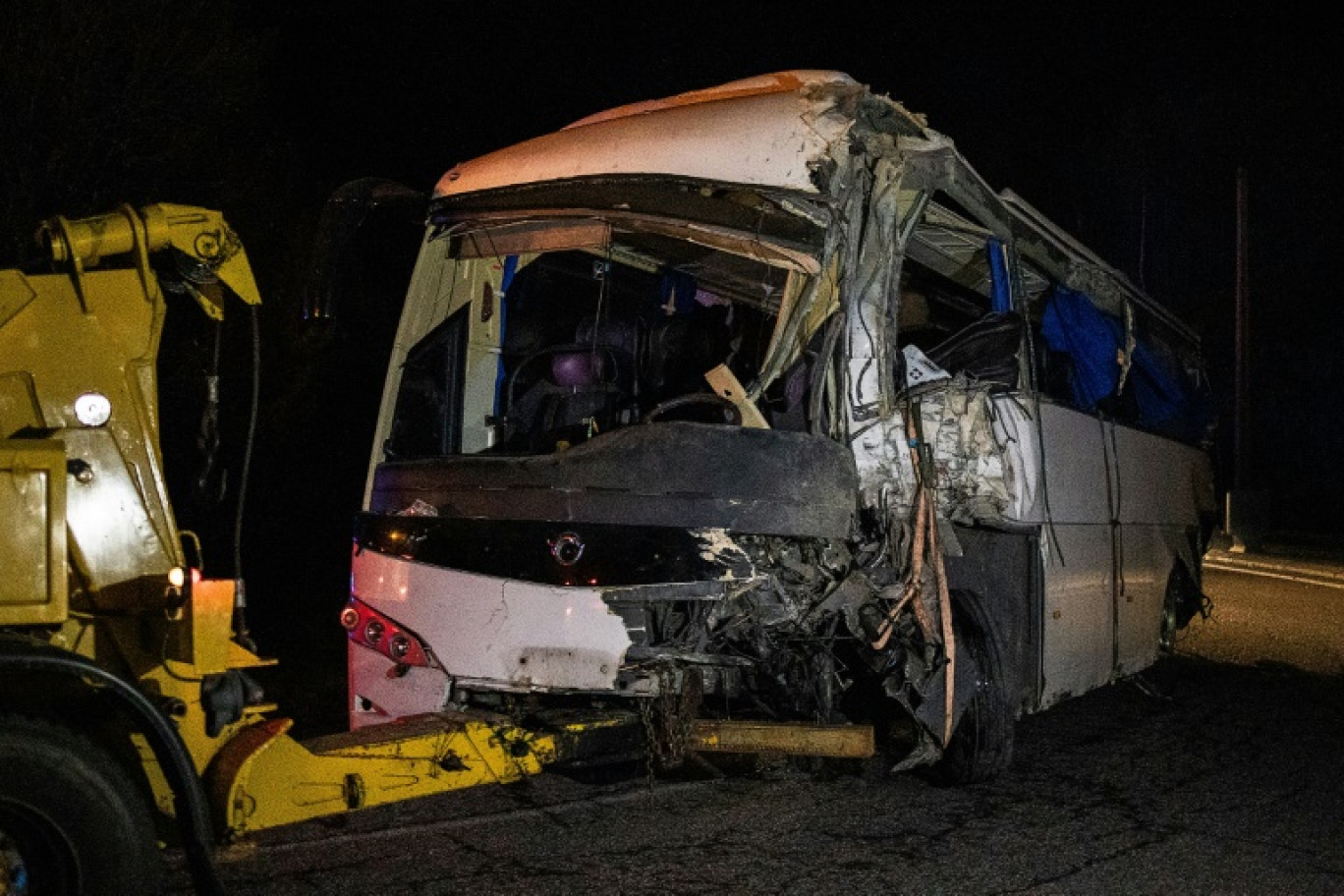 L'autocar espagnol accidenté après avoir heurté une falaise à Porté-Puymorens, dans les Pyrénées-Orientales, le 1er décembre 2024 © Jean-Christophe MILHET