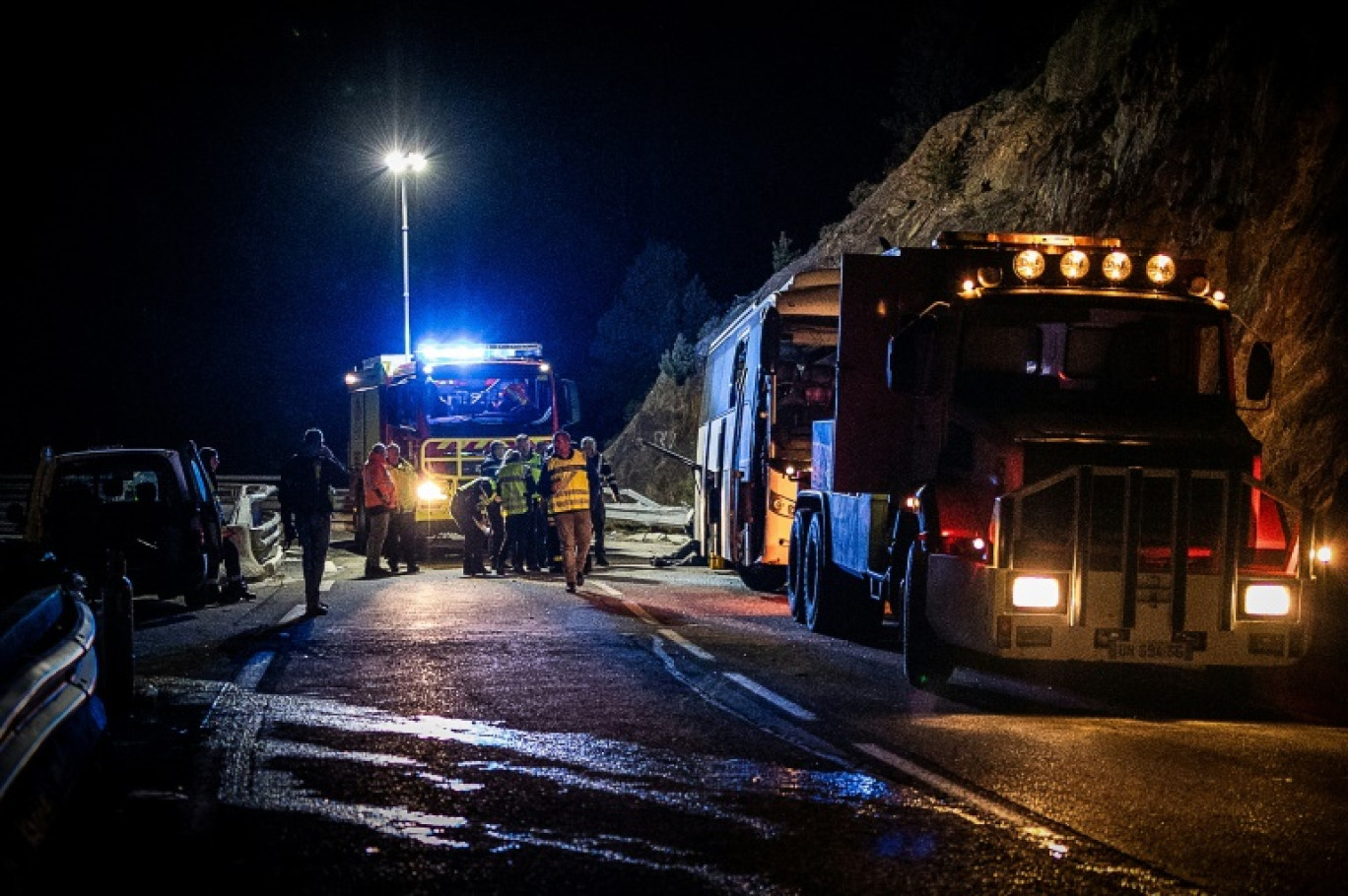 Des policiers et des secours sur les lieux de l'accident d'un autocar espagnol à POrté-Puymorens qui a fait au moins deux morts, dans le sud-ouest de la France, le 1er décembre 2024. © Jean-Christophe MILHET