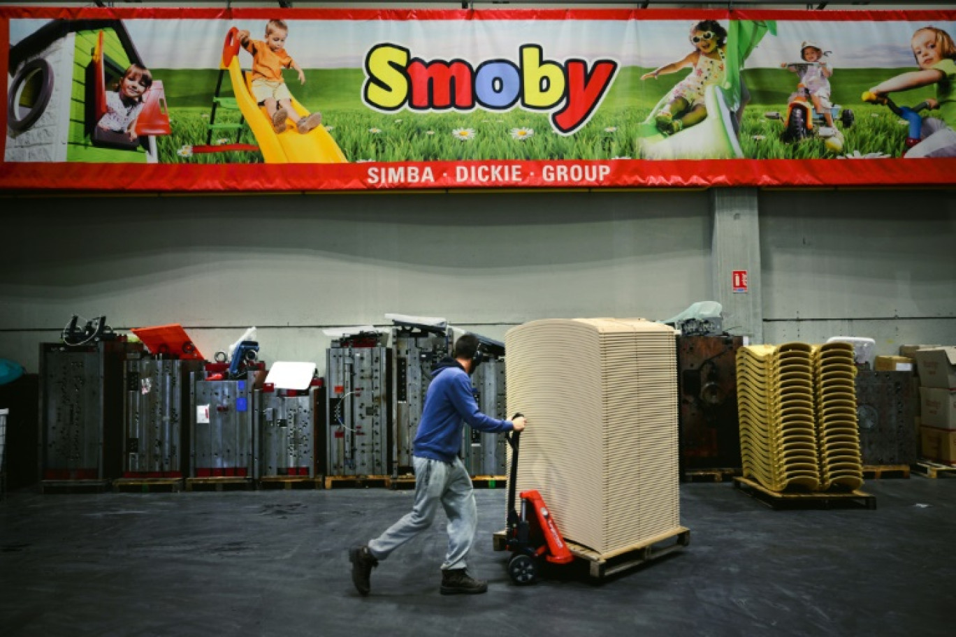 Un employé travaille dans l'usine du fabricant français de jouets Smoby à Arinthod, le 28 novembre 2024 dans le Jura © OLIVIER CHASSIGNOLE