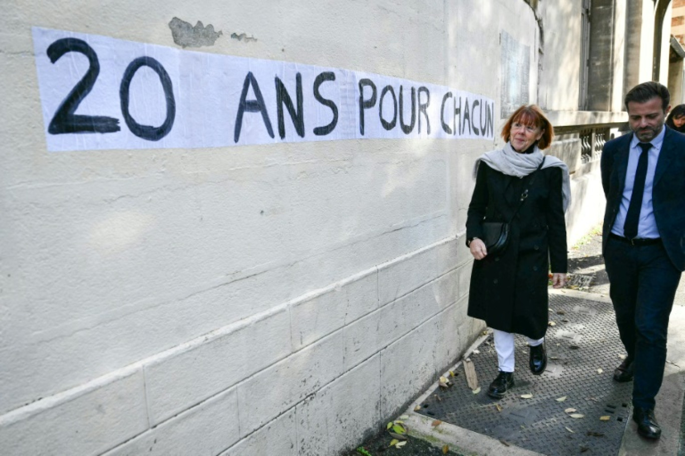 Gisèle Pelicot  aux côtés de son avocat Antoine Camus à son arrivée au tribunal d'Avignon dans le sud de la France le 26 novembre 2024 © Christophe SIMON