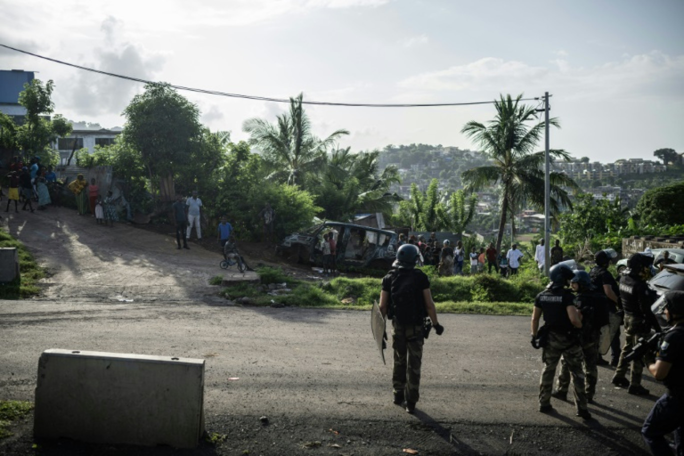 Des gendarmes lors d'une opération de sécurité dans un bidonville de Koungou, sur l'île française de Mayotten, le 16 février 2024 © JULIEN DE ROSA