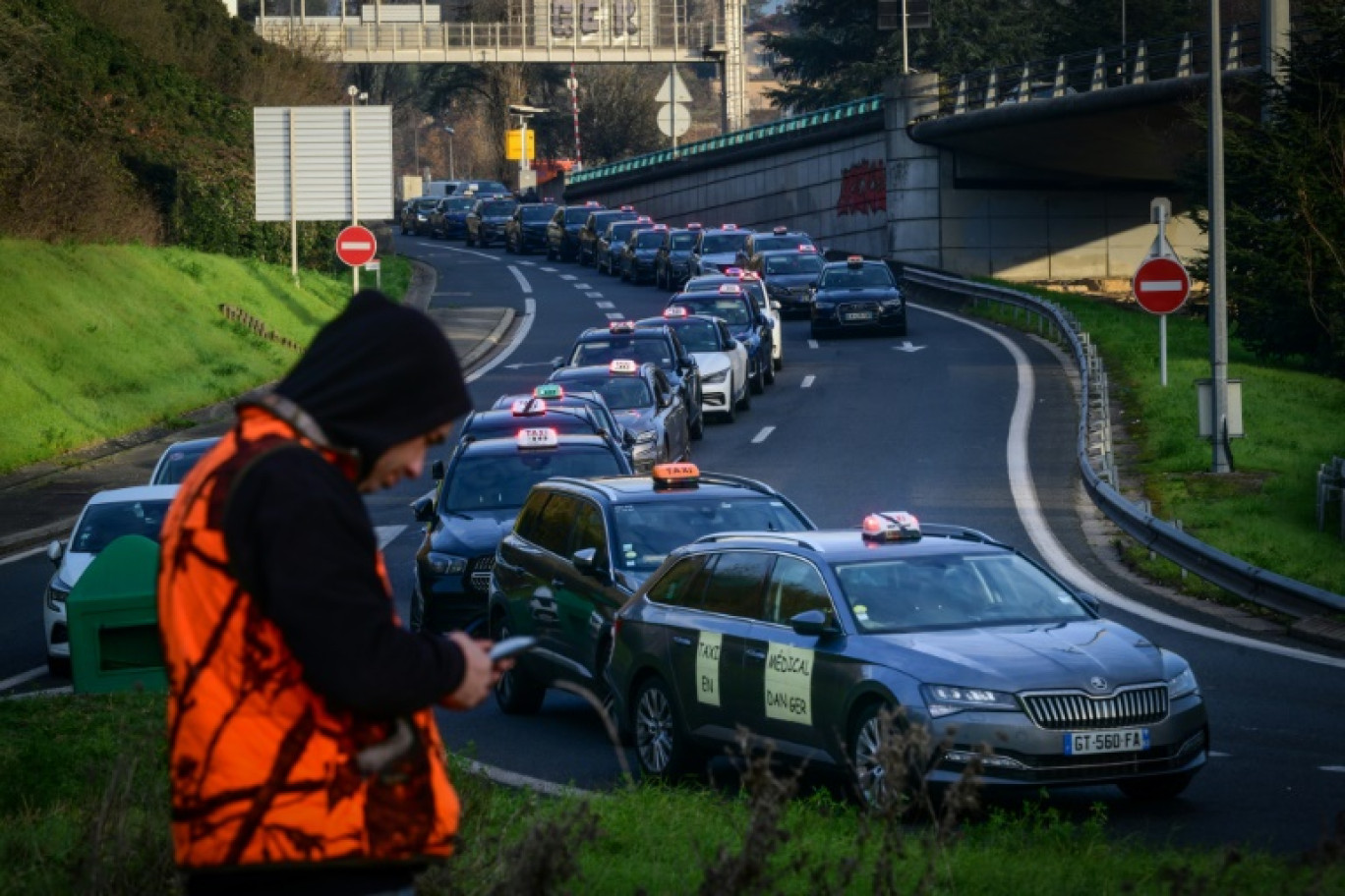 Manifestation de chauffeurs de taxi à Lyon contre la convention en cours de négociation avec l'Assurance maladie pour le transport de malades assis, le 2 décembre 2024 © OLIVIER CHASSIGNOLE