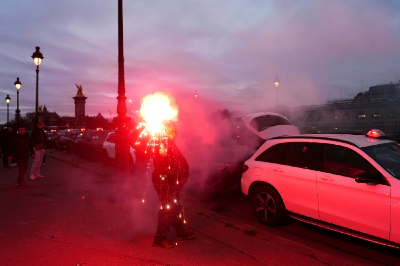 Des chauffeurs de taxi manifestent à Paris pour protester contre une tarification à la baisse du transport de malades, le 3 décembre 2024 © Dimitar DILKOFF