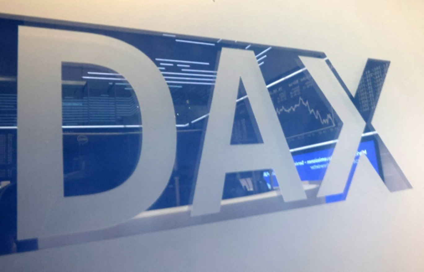 Le logo de l'indice Dax qui rassemble les 40 plus grandes valeurs d'entreprises allemandes, sur un mur de la Bourse de Francfort, le 29 août 2024 © Daniel ROLAND