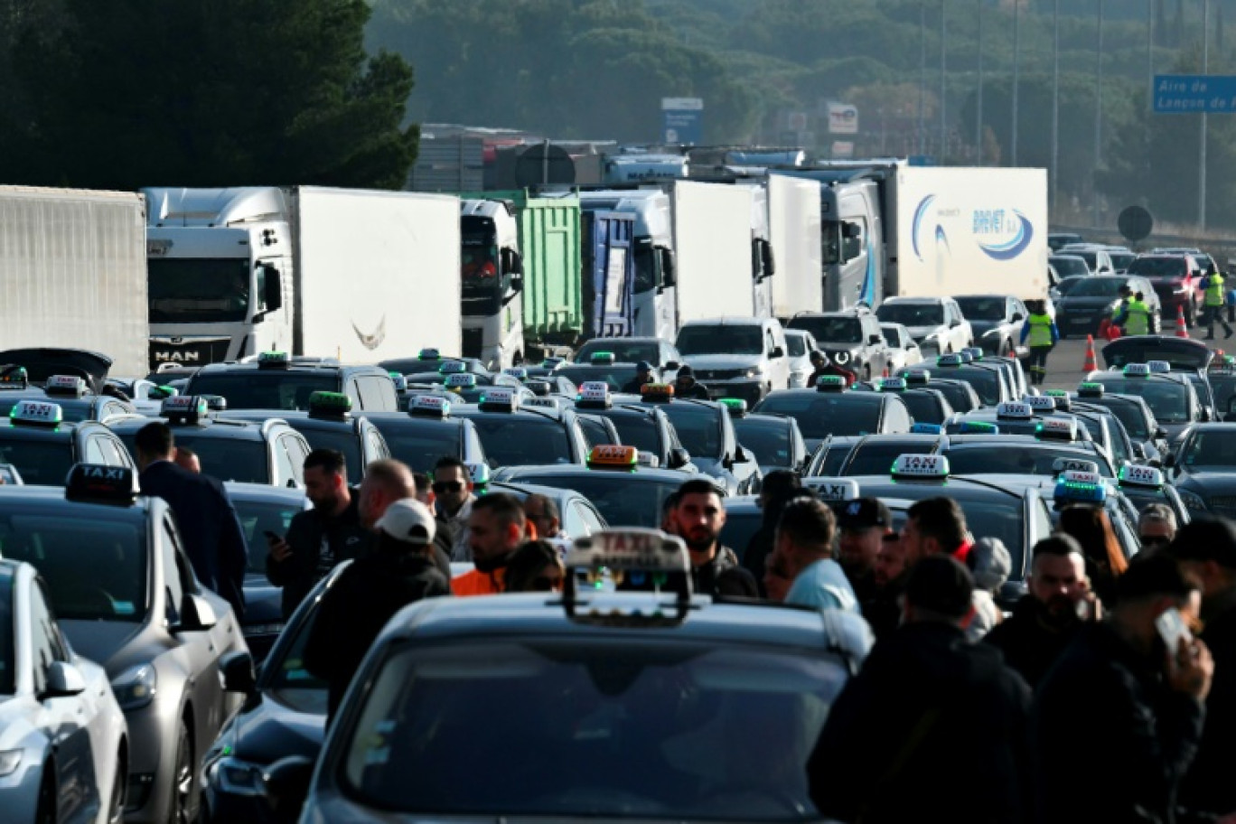 Des chauffeurs de taxi bloquent le péage de l'autoroute A7 à Lançon-de-Provence,  le 2 décembre 2024 dans les Bouches-du-Rhône © Christophe SIMON