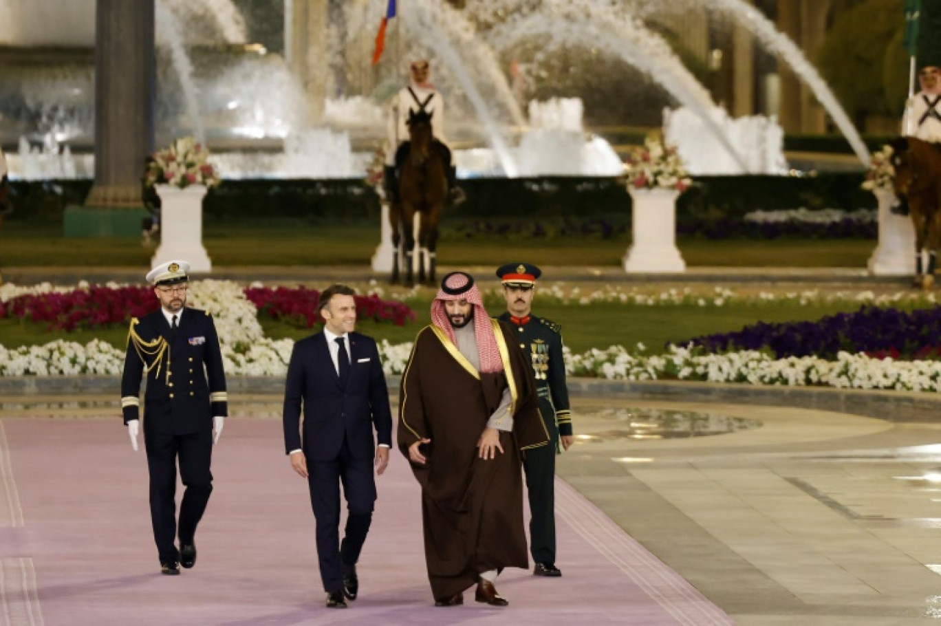 Le président français Emmanuel Macron (G) marche à côté du prince héritier d'Arabie saoudite Mohammed ben Salmane à Riyad, le 2 décembre 2024 © Ludovic MARIN