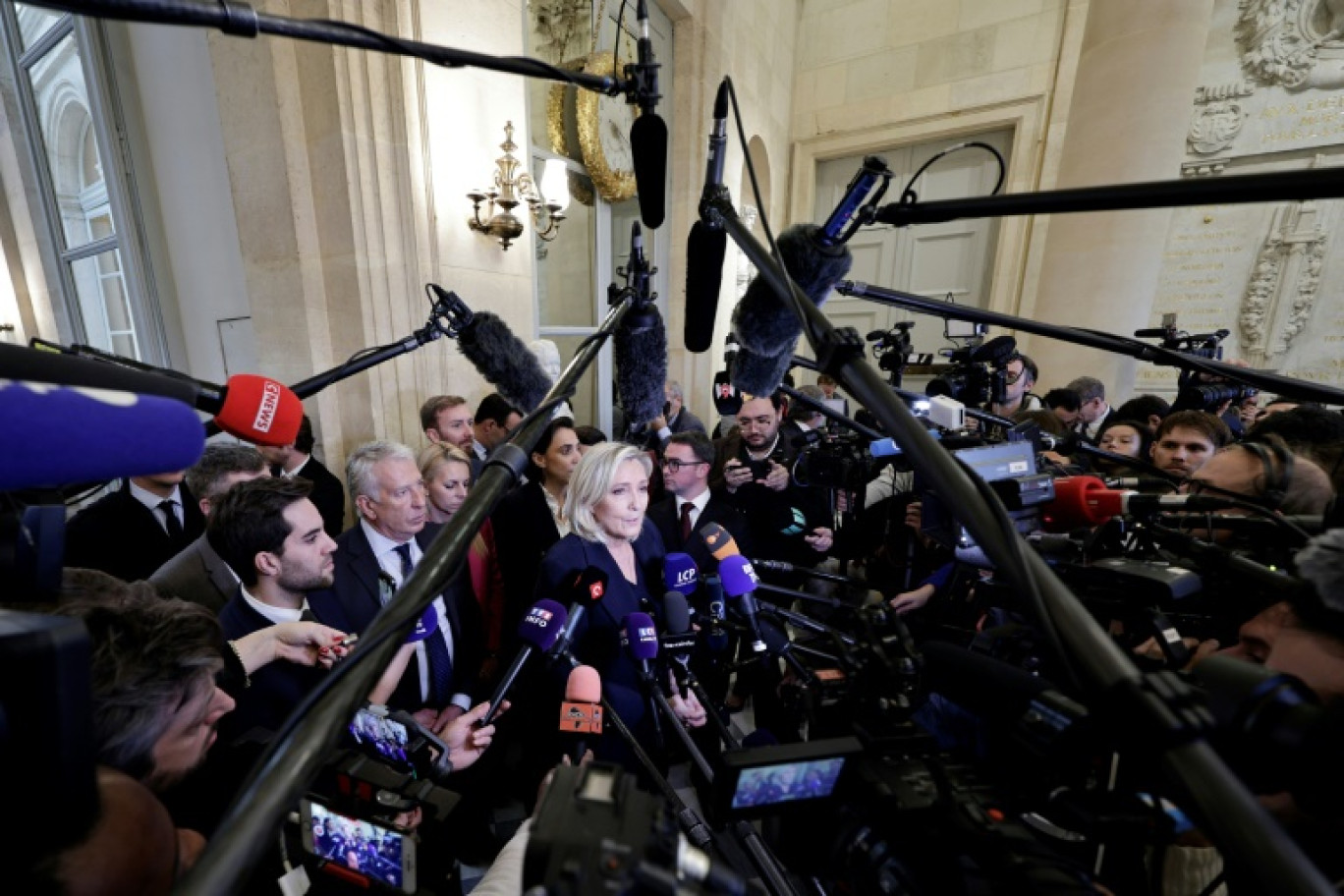 Marine Le Pen entourée de journalistes à l'Assemblée nationale à Paris le 2 décembre 2024 © STEPHANE DE SAKUTIN