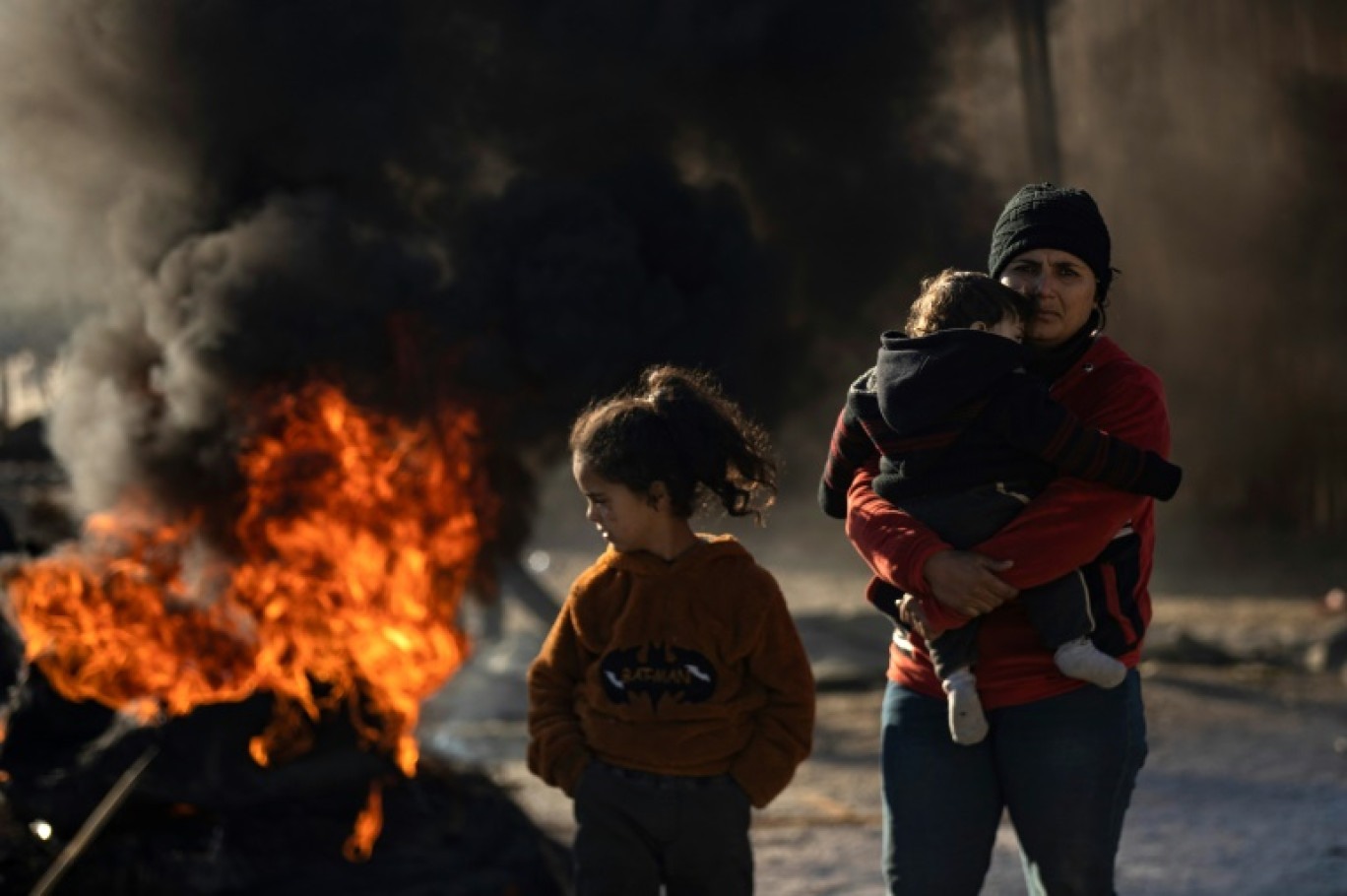 Des Kurdes syriens, fuyant leurs maisons de la banlieue de la ville d'Alep, au nord, saisies par des rebelles islamistes, arrivent à Tabaqah, dans la banlieue de Raqa, le 2 décembre 2024 © Delil souleiman