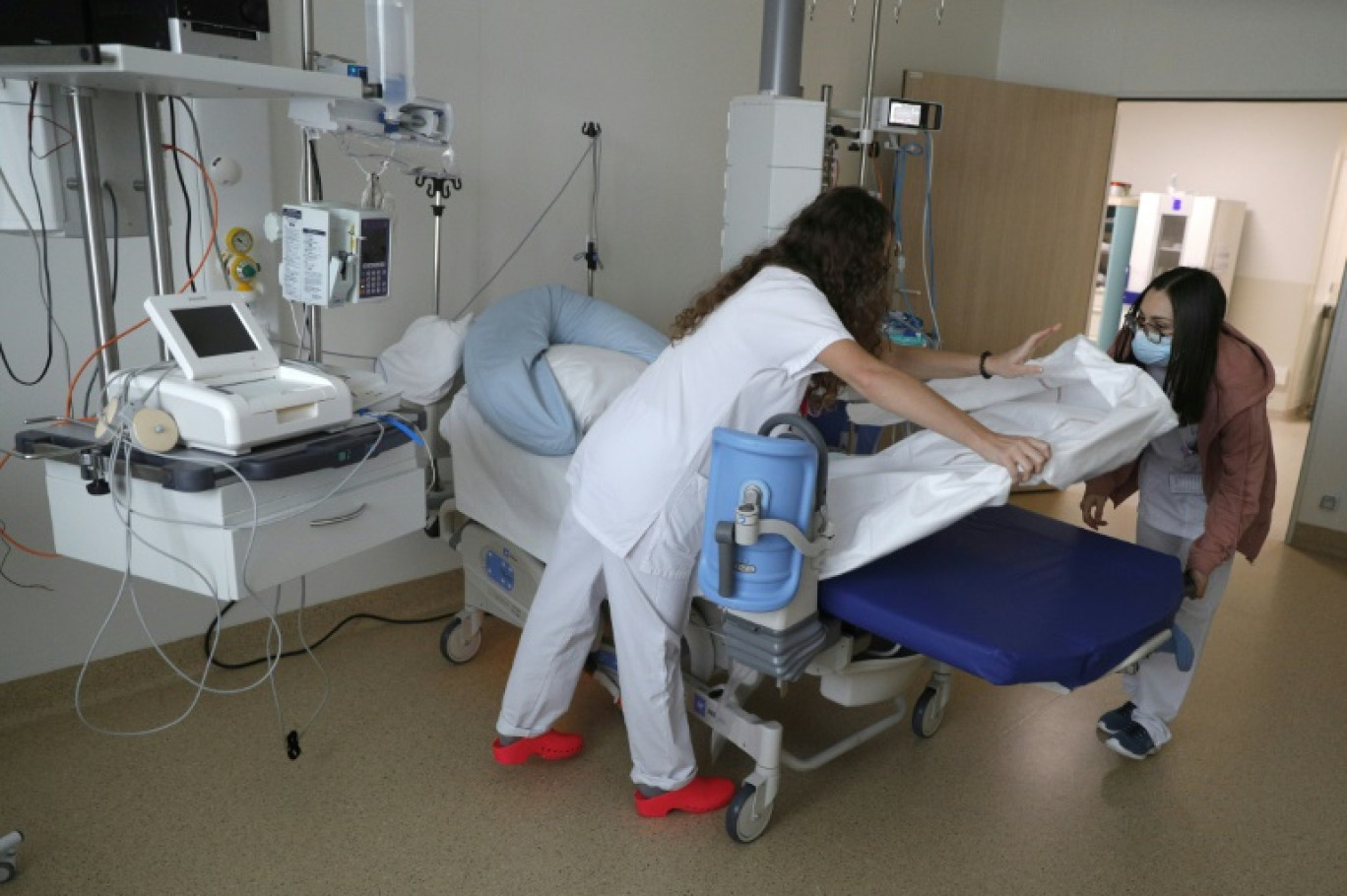 Des sages-femmes préparent une salle de maternité pour un accouchement, à la maternité de l'hôpital d'Ajaccio, en Corse, le 18 janvier 2024 © Pascal POCHARD-CASABIANCA