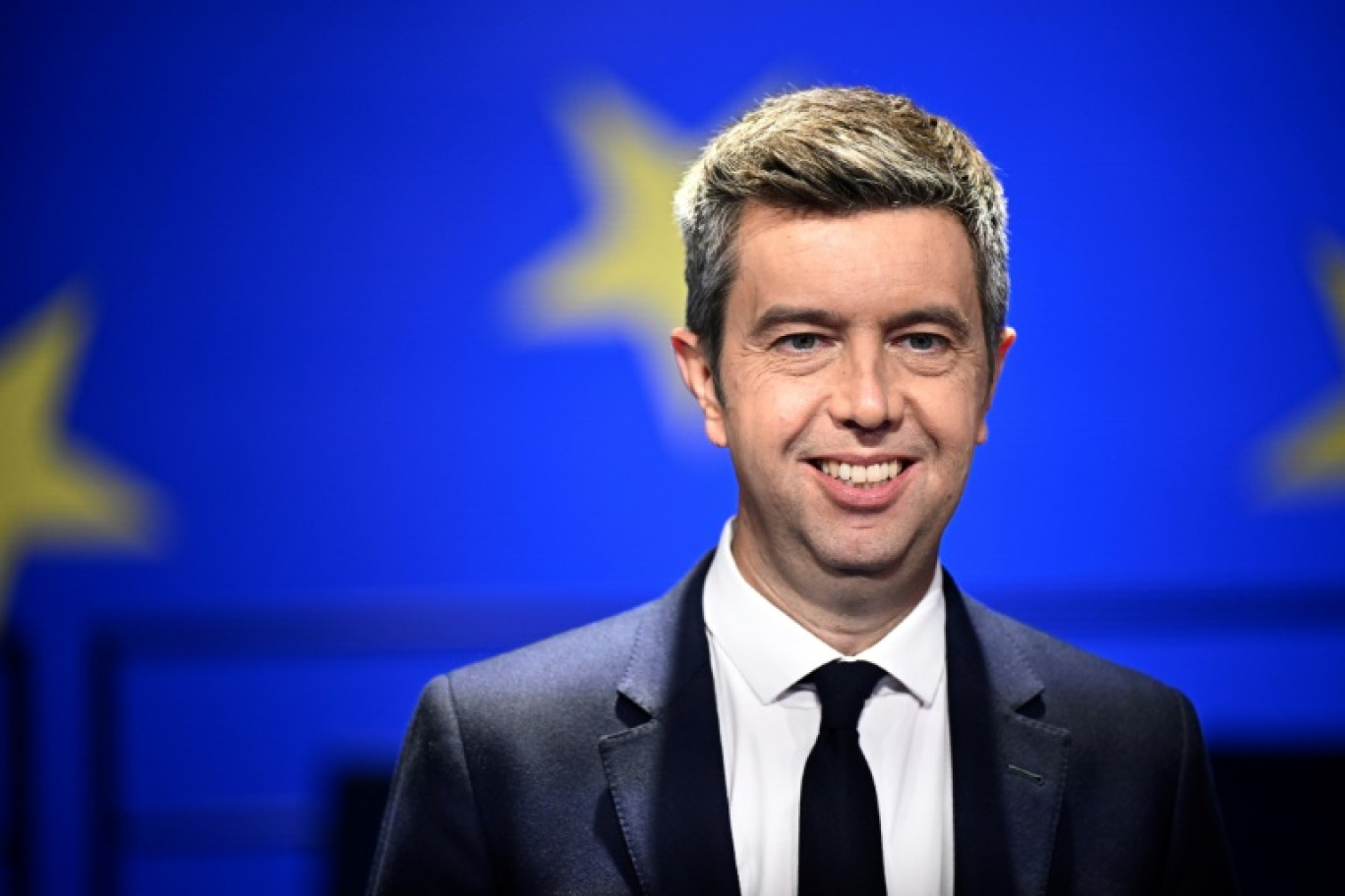 Le journaliste Maxime Switek avant un débat avec les candidats aux prochaines élections européennes, organisé par la chaîne de télévision BFMTV à Paris, le 27 mai 2024 © JULIEN DE ROSA