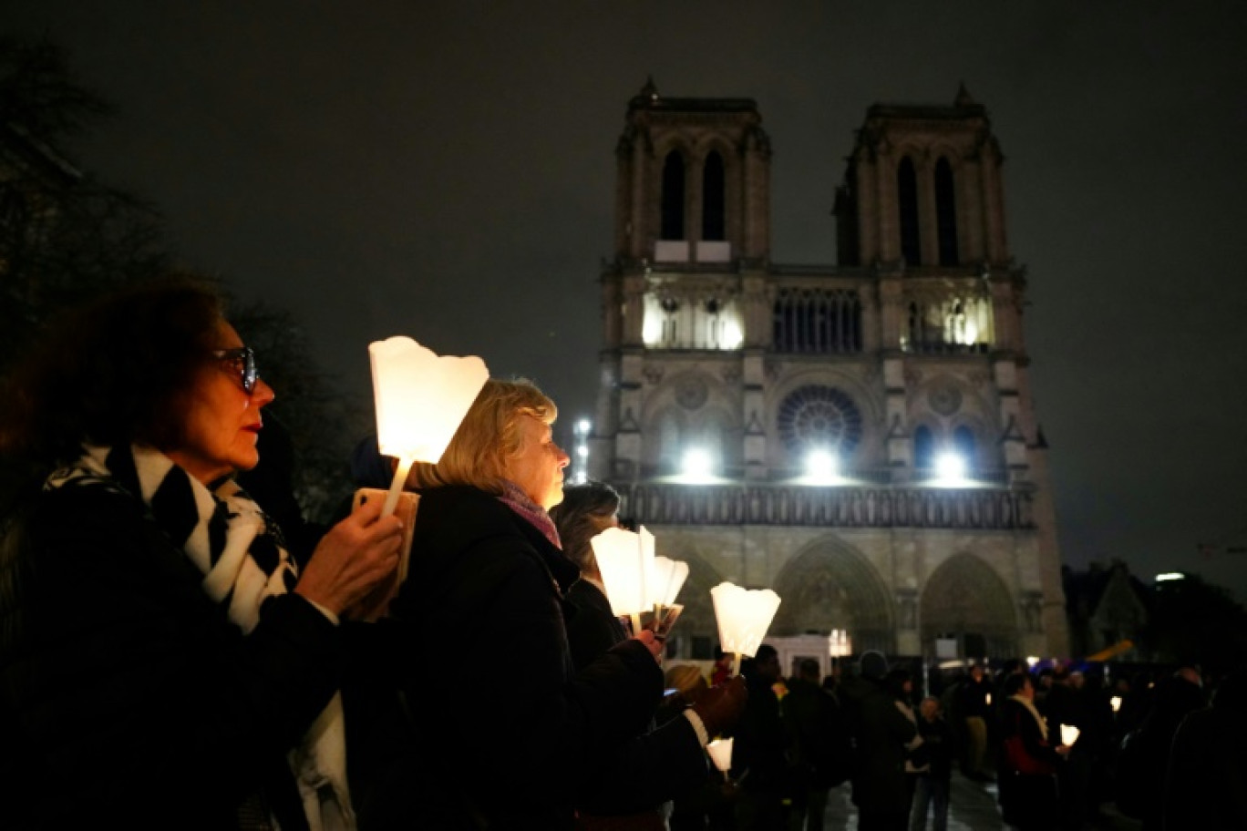 Des fidèles rassemblés devant la cathédrale Notre-Dame de Paris, lors du retour de la "Vierge à l'enfant", le 15 novembre 2024 à Paris © Dimitar DILKOFF