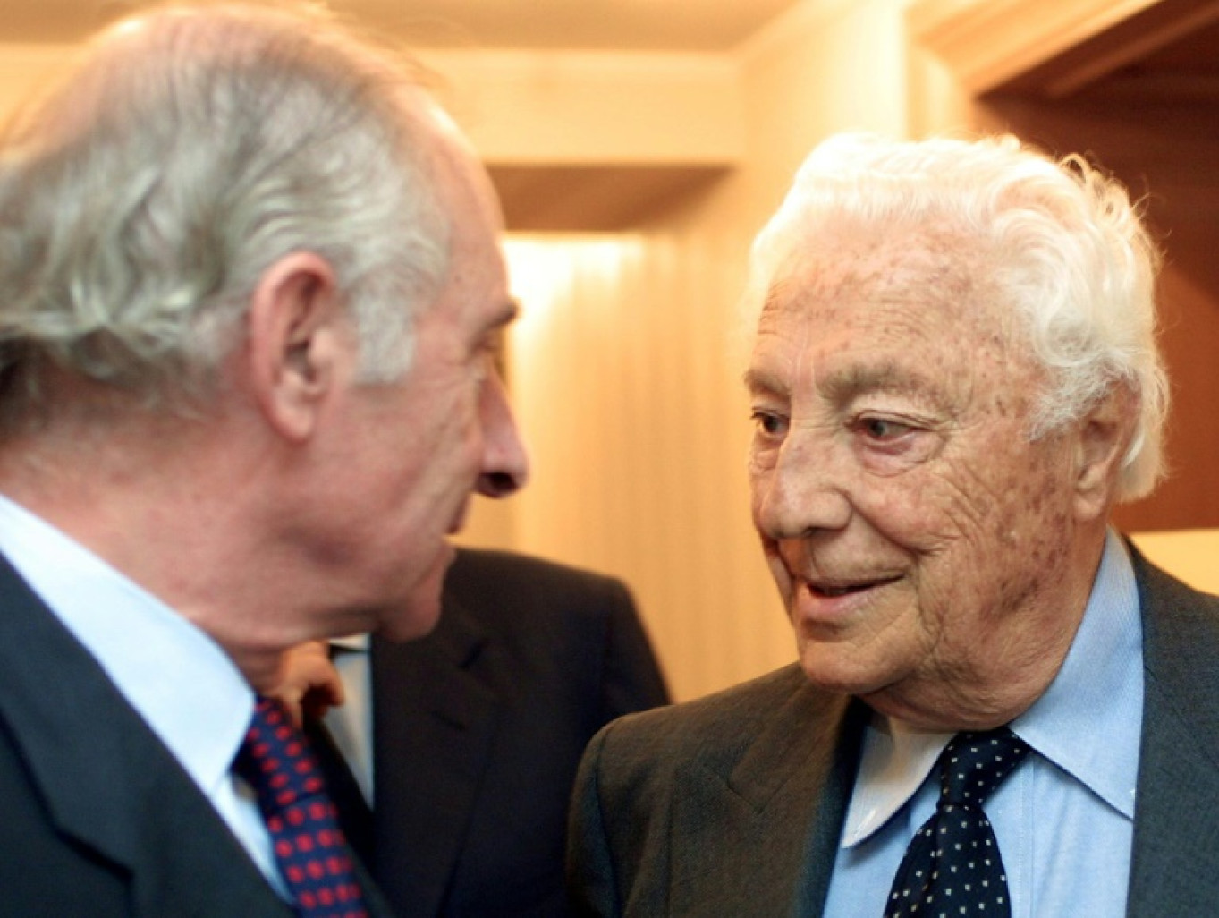 Gianni Agnelli (d), avec le président argentin Fernando de la Rua, à Rome, le 4 avril 2001 © GABRIEL BOUYS