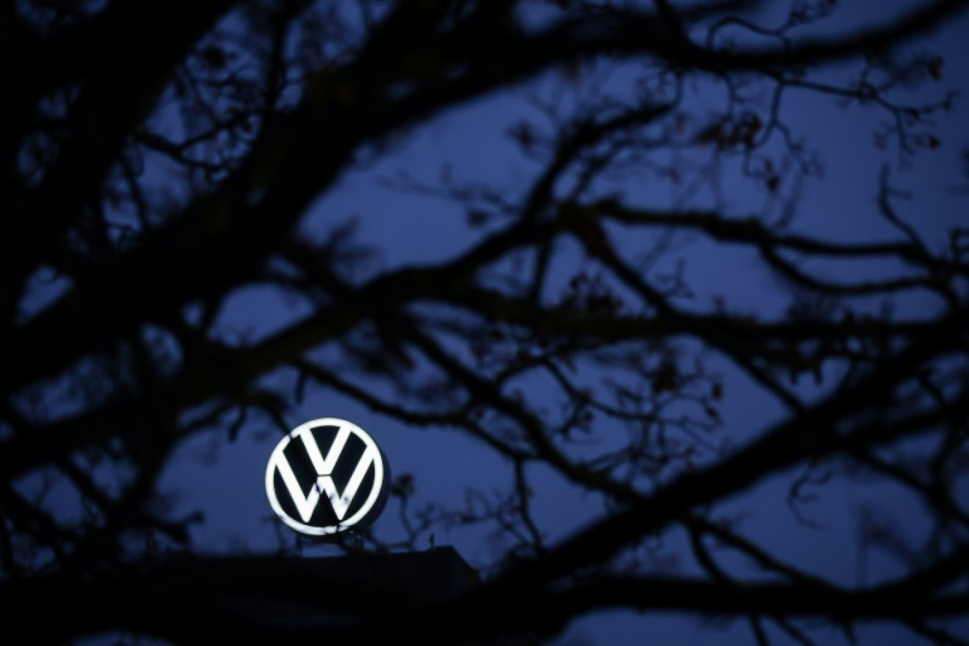 Le logo Volkswagen (VW)  au siège du constructeur automobile allemand à Wolburg (centre de l'Allemagne) le 4 décembre 2024 © Ronny HARTMANN