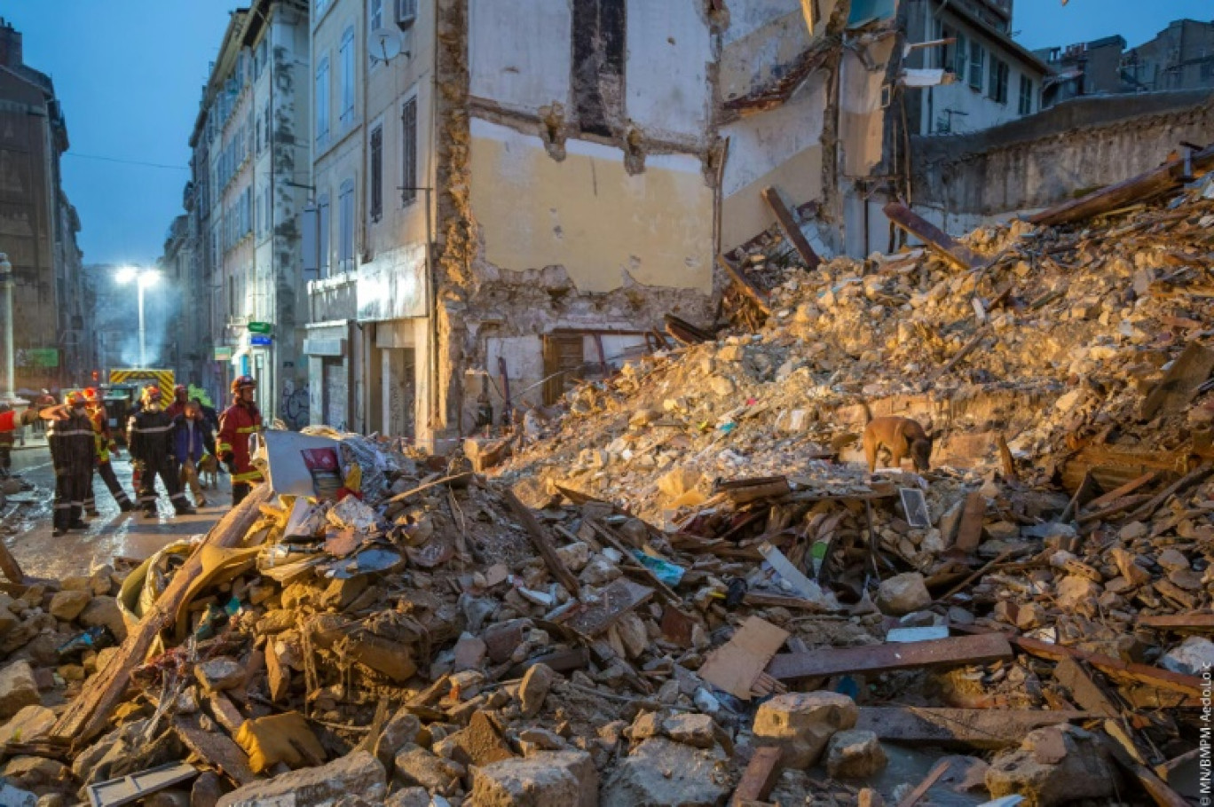 Des pompiers cherchant des victimes après l'effondrement de deux immeubles, rue d'Aubagne à Marseille, le 5 novembre 2018 © Loic AEDO