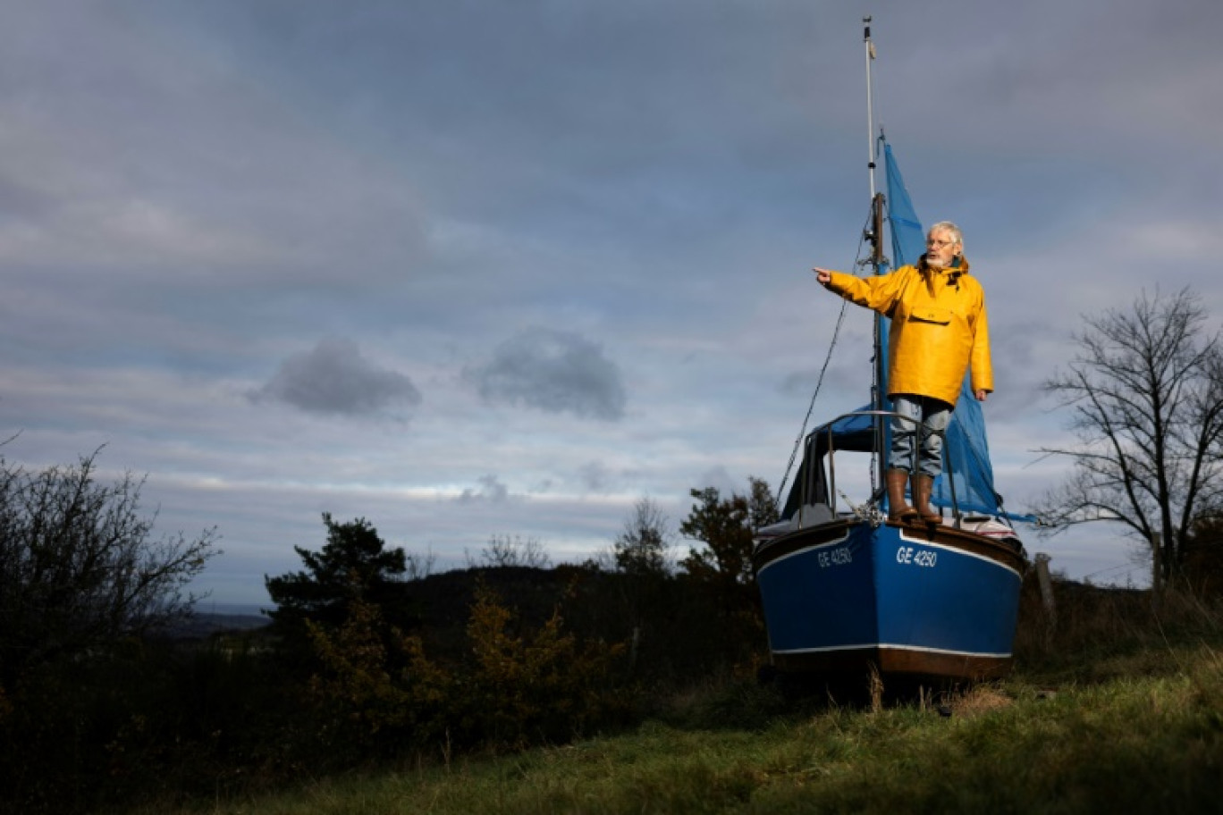 Bernard Poitau participe au Vendée Globe sur le simulateur de course à la voile Virtual Regatta, passant 22 heures par jour sur son bateau Anticyclone sur des cales dans son jardin pour collecter des fonds pour une œuvre de charité à Saint-Julien-Molin-Molette, dans la Loire, le 3 décembre 2024 © Alex MARTIN