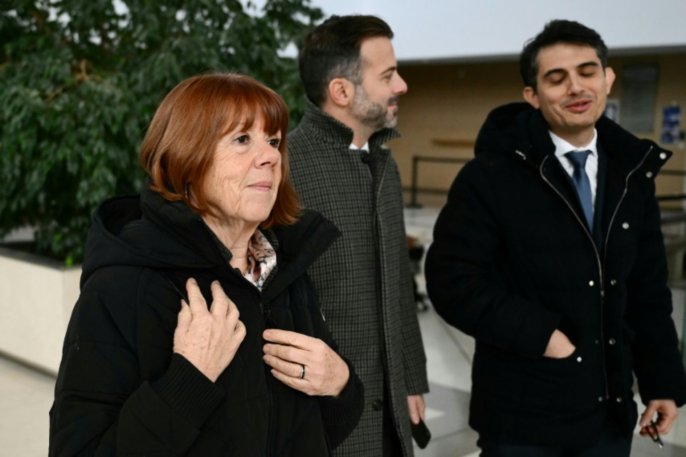 Gisèle Pelicot arrive avec ses avocats Antoine Camus et Stéphane Babonneau au tribunal judiciaire d'Avignon, le 4 décembre 2024 © Christophe SIMON