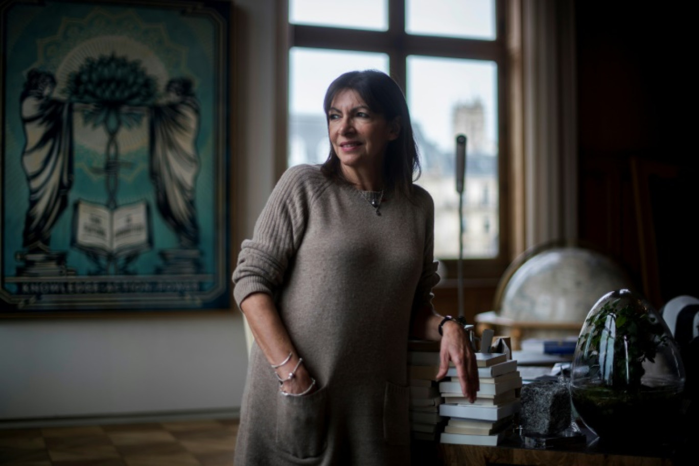 Anne Hidalgo pose dans son bureau à l'Hôtel de ville, le 28 mars 2023 © JULIEN DE ROSA