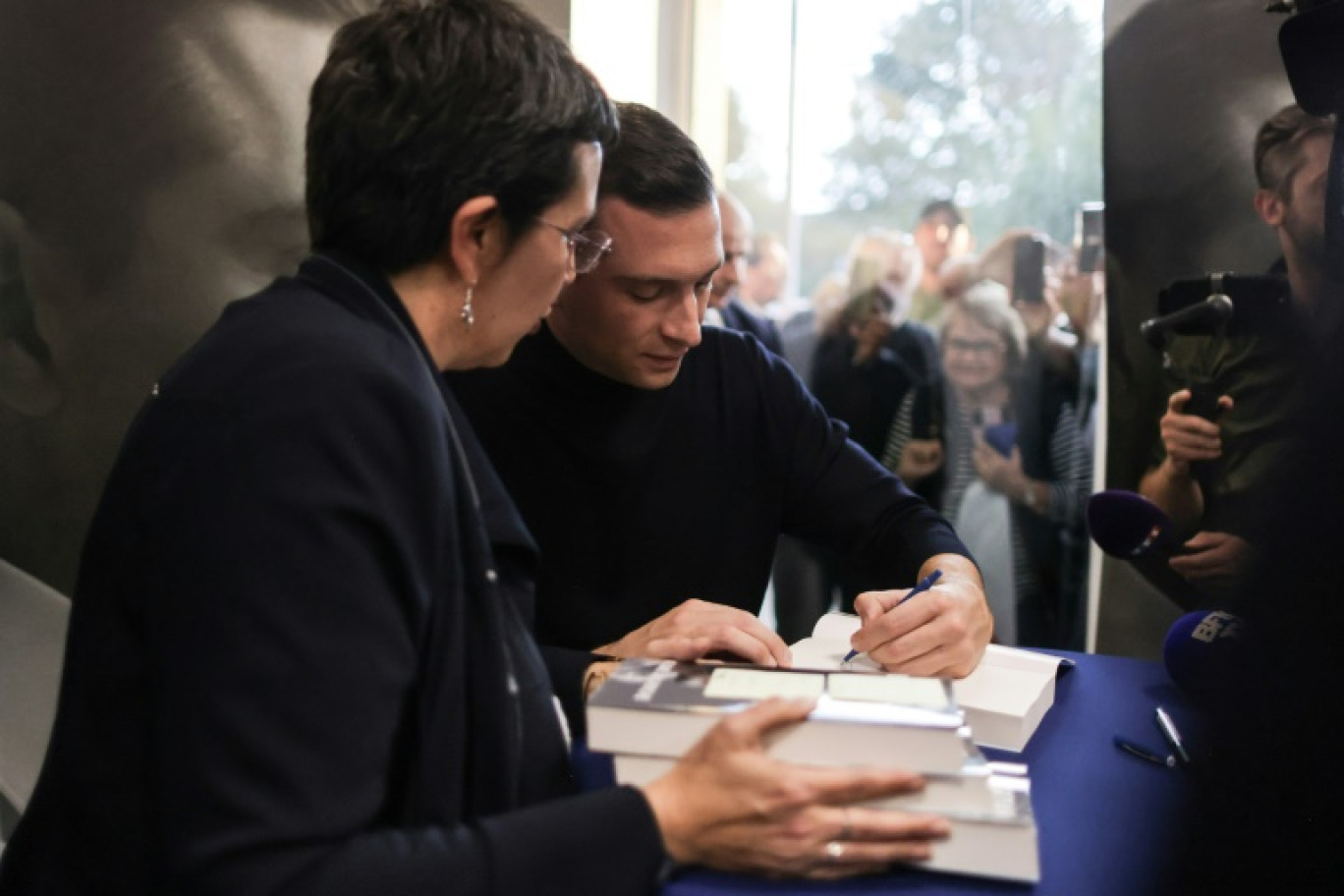 Le président du Rassemblement national Jordan Bardella signe son livre "Ce que je cherche" à Tonneins, dans le Lot-et-Garonne, le 10 novembre 2024 © Thibaud MORITZ