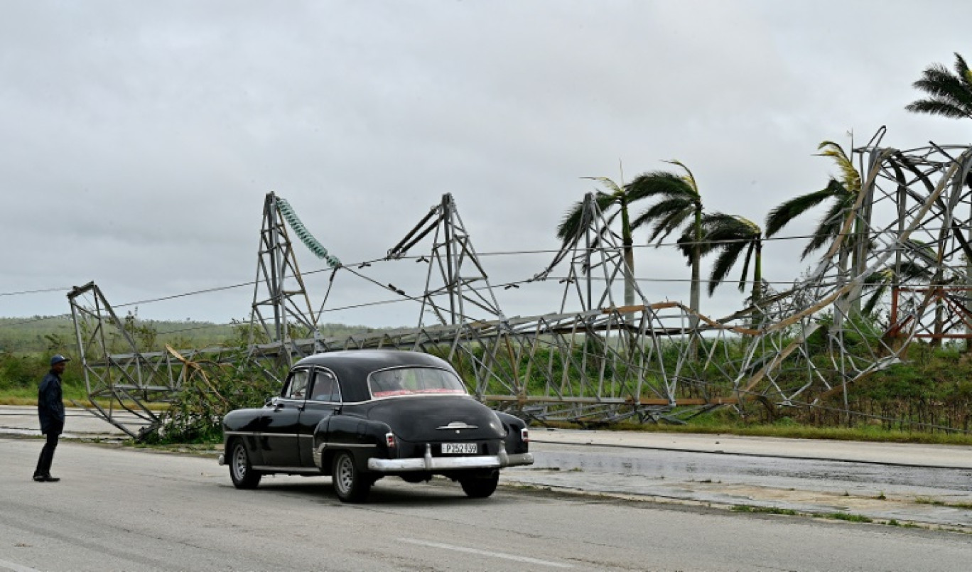 Des ouvriers devant leur usine à La Havane qui ne peuvent travailler en raison de la panne d'électricité, le 4 décembre 2024 © ADALBERTO ROQUE