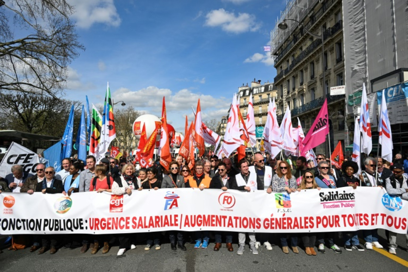 Des personnes défilent à Marseille lors d'une manifestation organisée dans le cadre d'une journée nationale d'action et de grève dans la fonction publique, le 5 décembre 2024 © Clement MAHOUDEAU