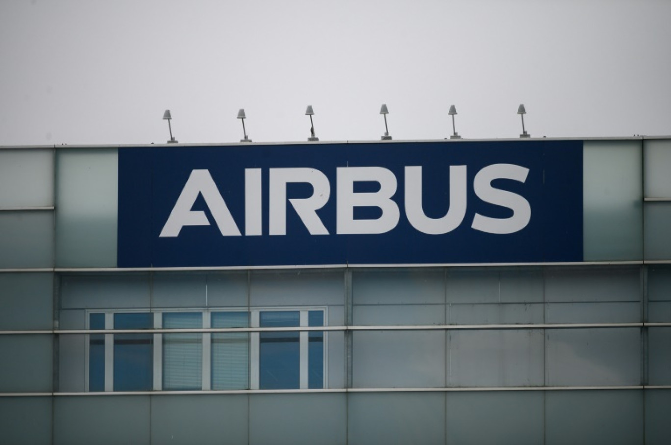 Le logo d'Airbus à Blagnac, dans la banlieue de Toulouse, le 16 octobre 2024 © Ed JONES