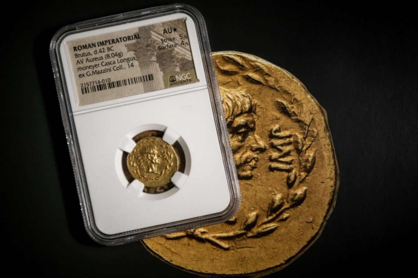 Une rare pièce d'or romaine à l'effigie de Brutus, le célèbre assassin de Jules César, est exposée à la salle des ventes Numismatica Genevensis (NGSA) à Genève le 4 décembre 2024 © Fabrice COFFRINI