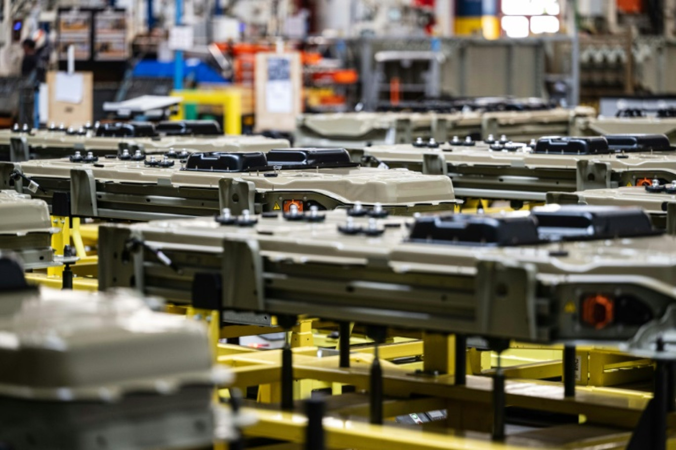 A l'usine automobile Stellantis de Hordain, dans le nord de la France, des batteries automobiles terminées transportées par des robots, le 27 octobre 2022 © Sameer Al-DOUMY