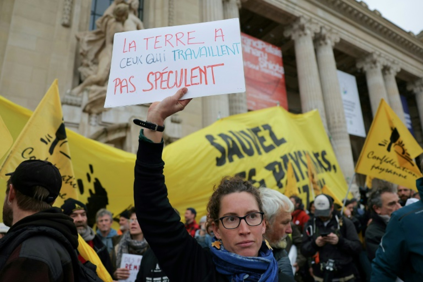 Action appelée par la Confédération Paysanne pour protester contre l'inauguration de la 64e édition de la Bourse de Commerce Européenne au Grand Palais, à Paris, le 5 décembre 2024 © Thomas SAMSON