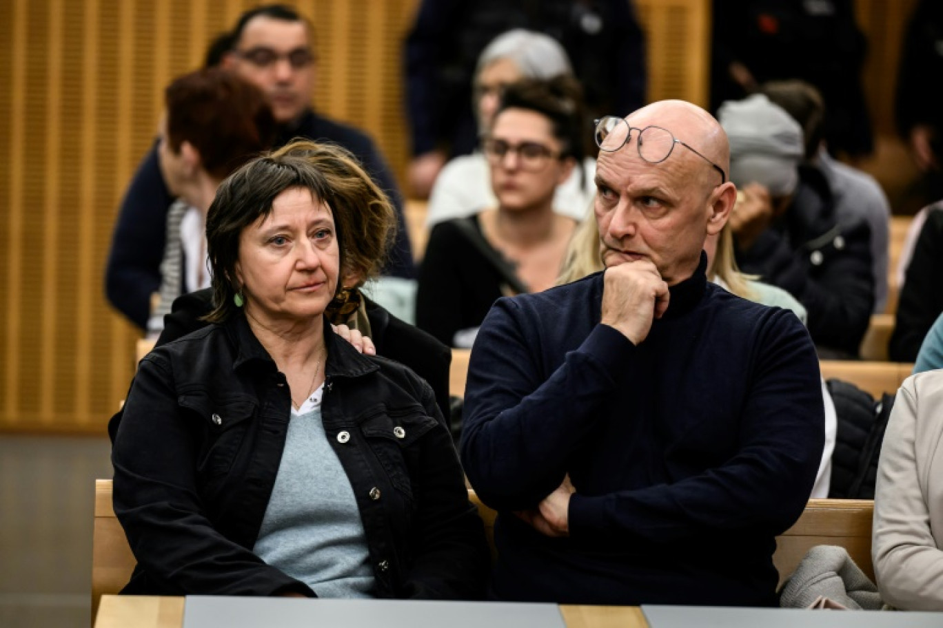 Les parents de Victorine Dartois à l'ouverture du procès de Ludovic Bertin pour meurtre et tentative de viol de le jeune femme en septembre 2020, le 25 novembre 2024 au palais de justice de Grenoble © JEAN-PHILIPPE KSIAZEK