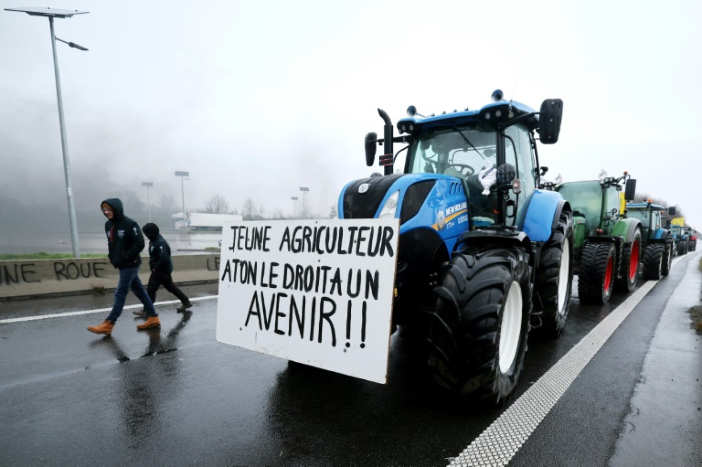 Des agriculteurs belges et français bloquent la frontière à Hensies/Crespin entre la France et la Belgique lors d'une manifestation à l'appel du syndicat agricole français Coordination Rurale, le 5 décembre 2024 © FRANCOIS LO PRESTI