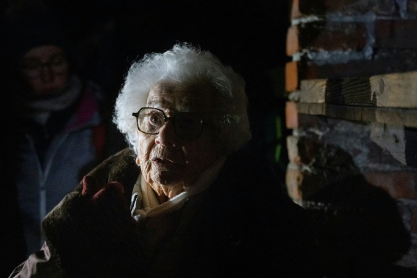 Esther Senot, 97 ans, survivante de l'Holocauste, raconte sa vie au camp dans l'un des baraquements conservés au Mémorial et Musée d'Auschwitz-Birkenau, à Oswiecim, dans le sud de la Pologne, le 5 décembre 2024 © Wojtek RADWANSKI