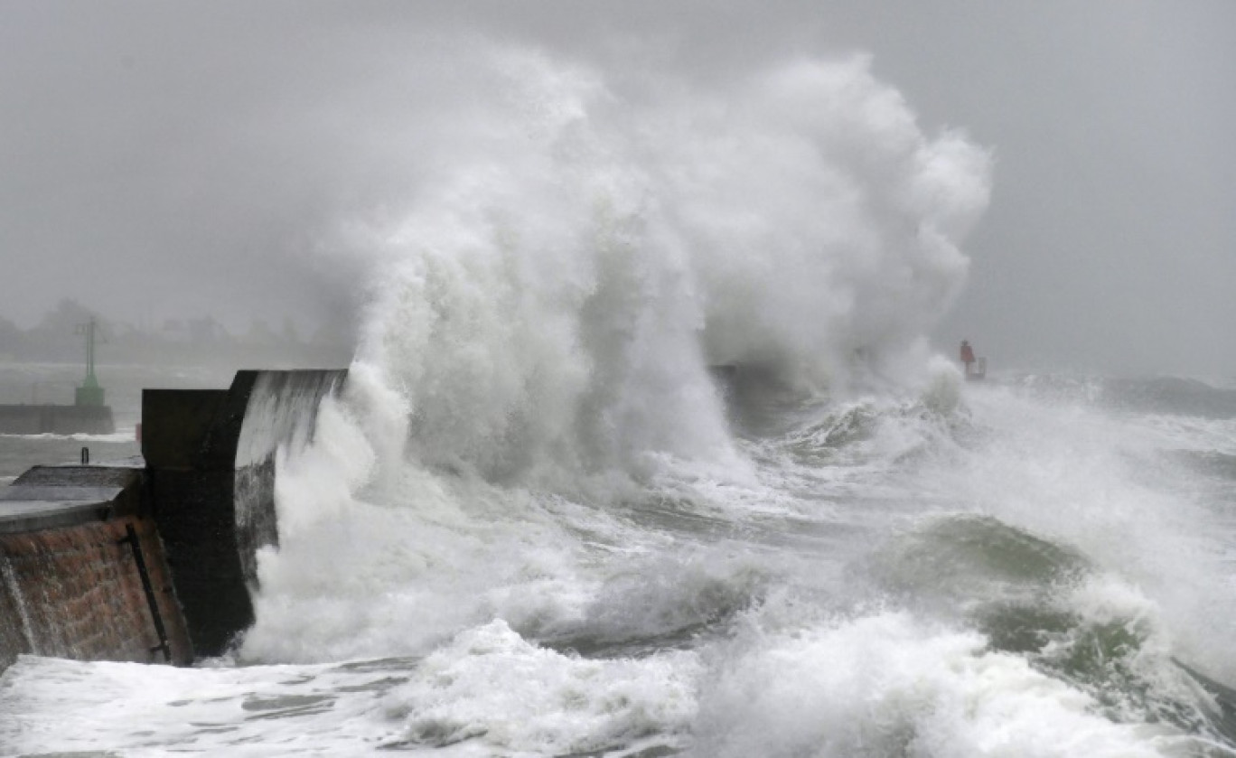 Neuf départements du littoral nord-ouest de la France et deux autres dans le sud-est sont placés en vigilance orange pour le vent par Météo-France pour la journée de samedi, en raison d'un "fort coup de vent" lié au passage de la tempête Darragh © Fred TANNEAU