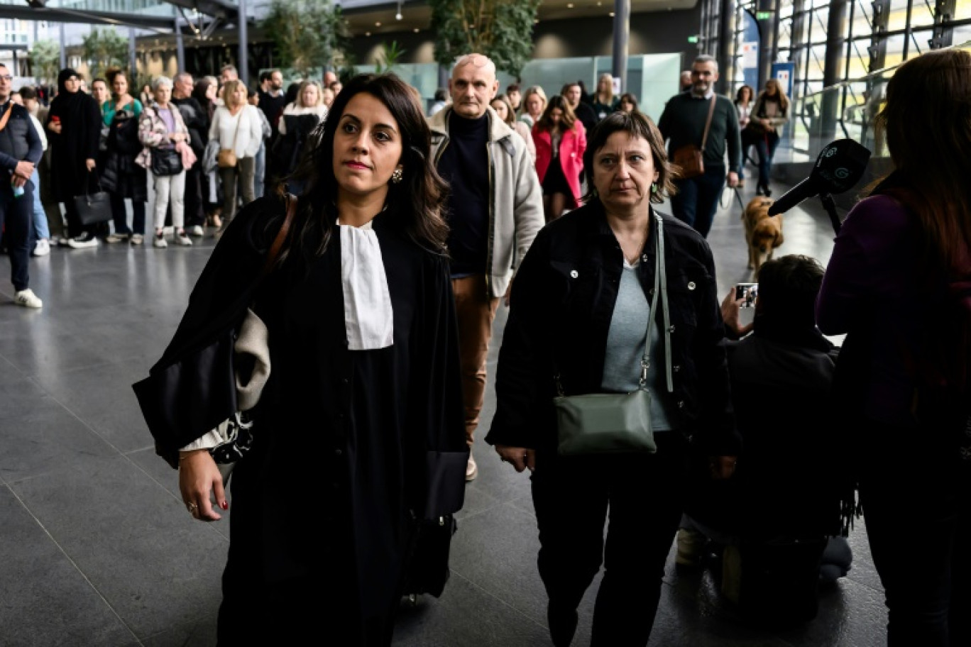 La mère de Victorine et son avocate, Me Kelly Monteiro, arrivent au palais de justice de Grenoble le 25 novembre 2024 © JEAN-PHILIPPE KSIAZEK