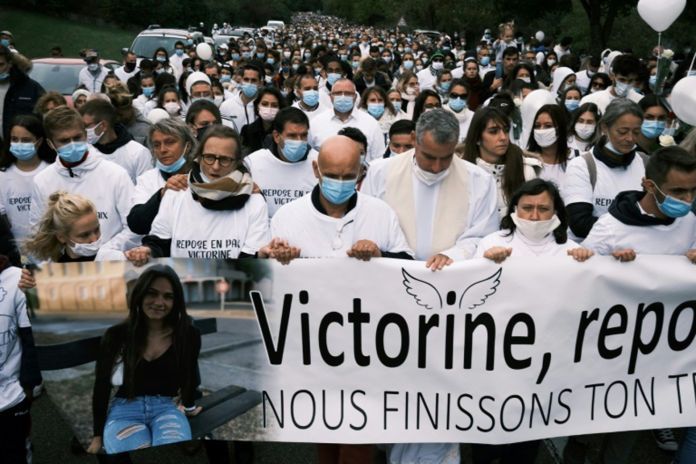 Les parents de Victorine Dartois entête d'un cortège défilant en sa mémoire le 4 octobre 2020 à Villefontaine dans le sud-est de la France © JEAN-PHILIPPE KSIAZEK