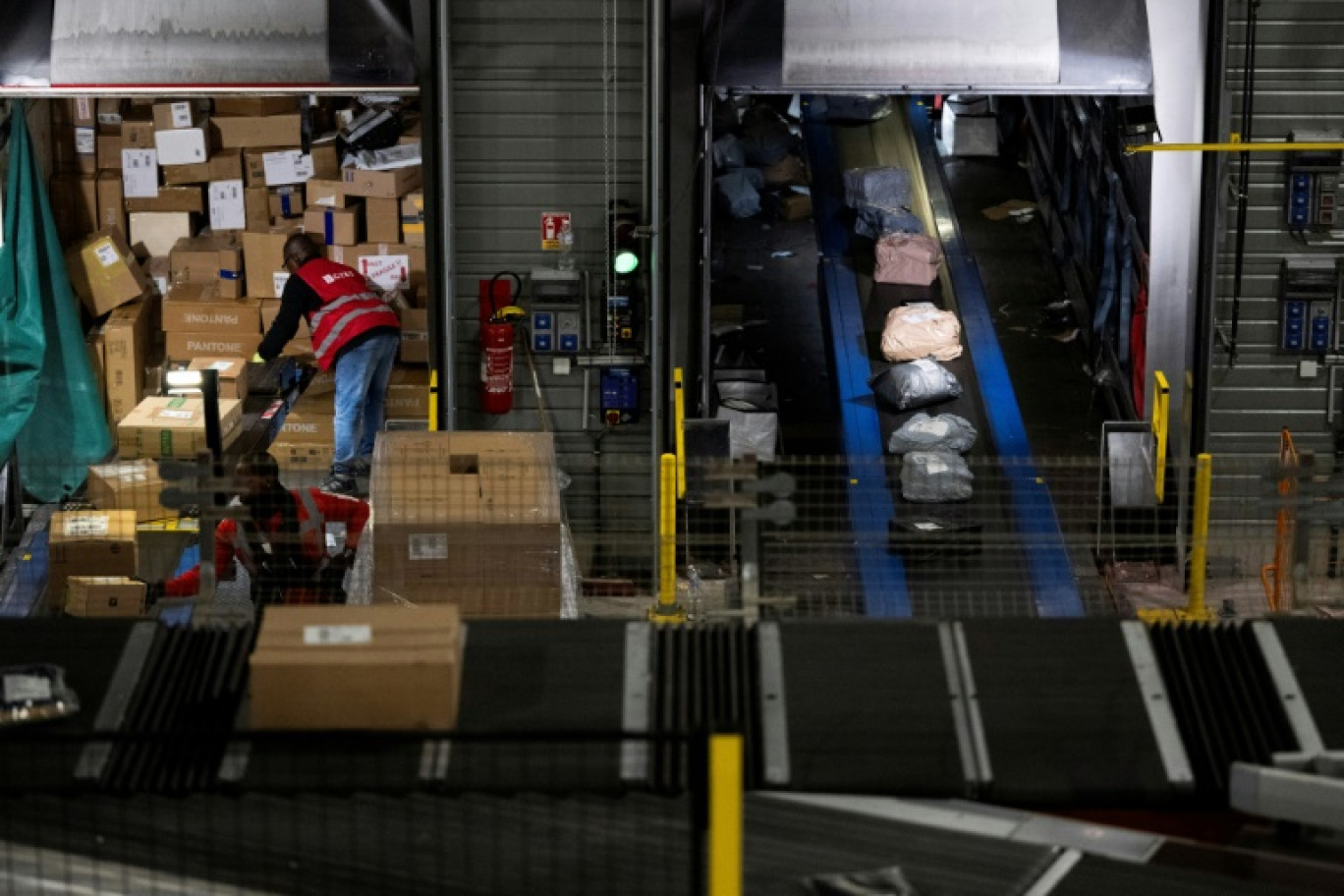 Un employé met des colis dans un camion dans le centre Collissimo du Thillay, dans le Val-d'Oise, le 5 décembre 2024 © Grégoire CAMPIONE