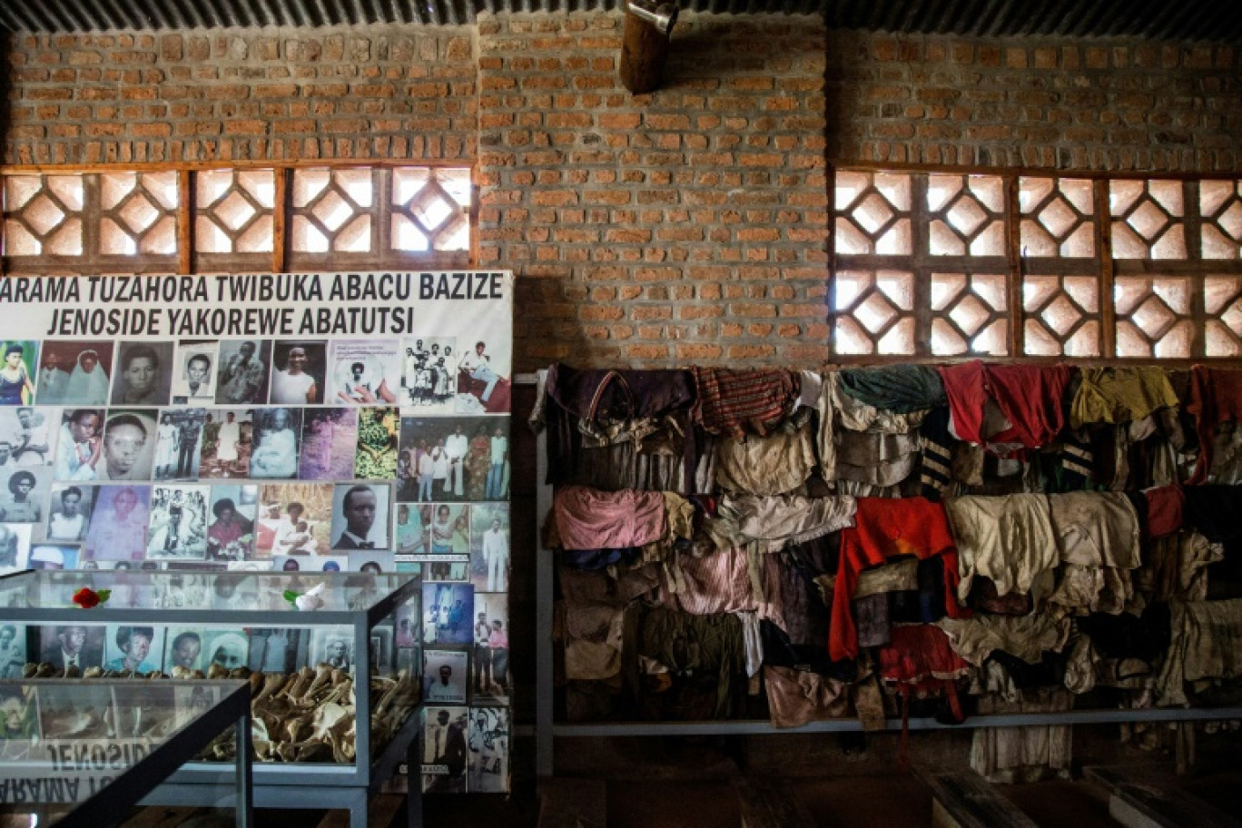 Des photos et des vêtements des victimes du génocide rwandais de 1994 au Mémorial du génocide de Ntarama, à Kigai en avril 2019 © Jacques NKINZINGABO