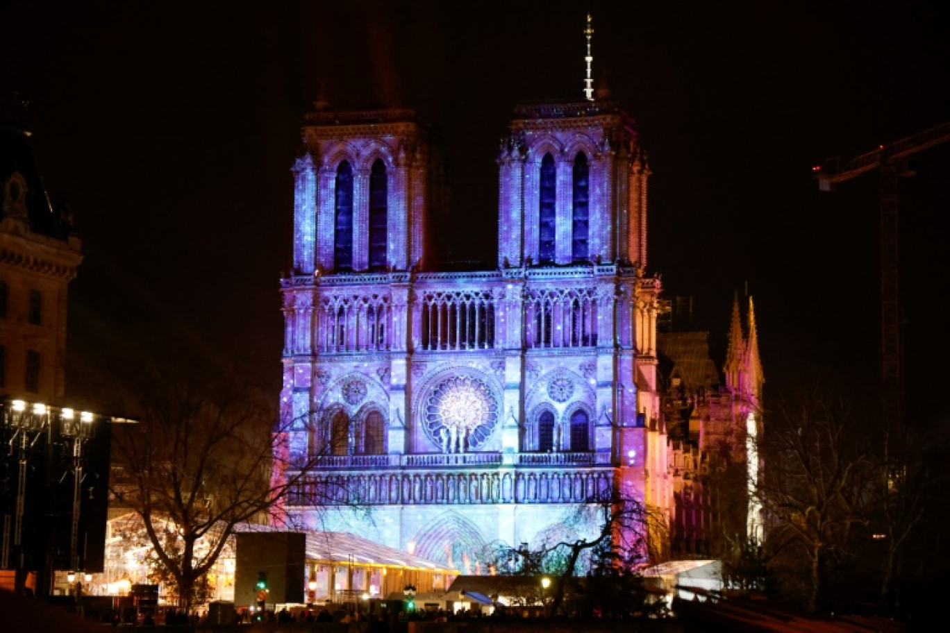 La cathédrale Notre-Dame de Paris illuminée à la veille de sa réouverture, le 6 décembre 2024 à Paris © Ludovic MARIN