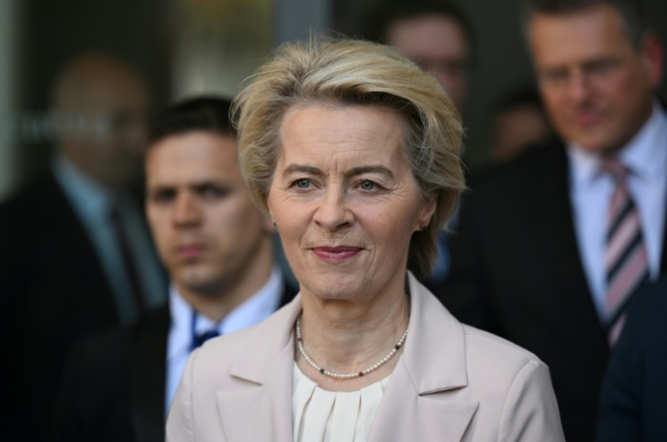 (g à d) Le président argentin Javier Milei, le président uruguayen Luis Lacalle Pou, la présidente de la Commission européenne Ursula von der Leyen, le président brésilien Luiz Inacio Lula da Silva et le président paraguayen Santiago Pena au sommet du Mercosur à Montevideo, le 6 décembre 2024 en Uruguay © Eitan ABRAMOVICH