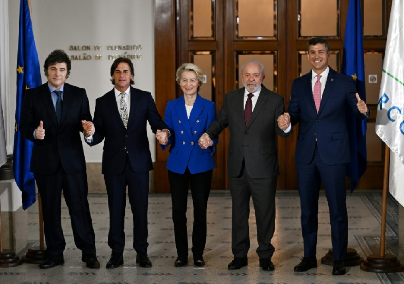 Les présidents argentin Javier Milei et uruguayen Luis Lacalle Pou, la présidente de la Commission européenne Ursula von der Leyen, les présidents brésilien Luiz Inacio Lula da Silva et paraguayen Santiago Pena, posent au sommet du Mercosur à Montevideo le 6 décembre 2024 © Eitan ABRAMOVICH