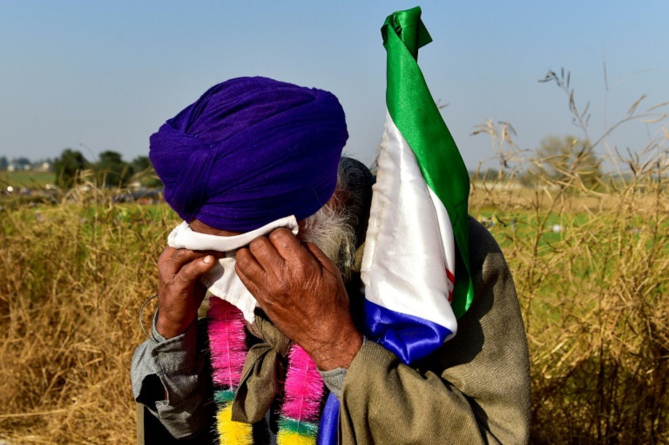 Un agriculteur indien essuie ses yeux après des tirs de gaz lacrymogènes de la police face à une marche de protestation de paysans vers New Dehli, à Shambhu, à environ 200 kilomètres au nord de la capitale, à la frontière entre les Etats du Pendjab et de l'Haryana le 6 décembre 2024 © SHAMMI MEHRA