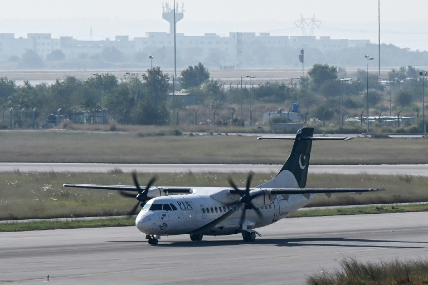 Un avion ATR de la compagnie publique aérienne pakistanaise Pakistan International Airlines (PIA) en train d'atterrir à l'aéroport international d'Islamabad le 31 octobre 2024 © Farooq NAEEM